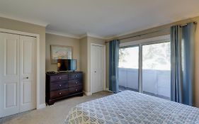 Luxury Updated New Kitchen New Floors, New Tvs, Bikes & Beach Gear Included